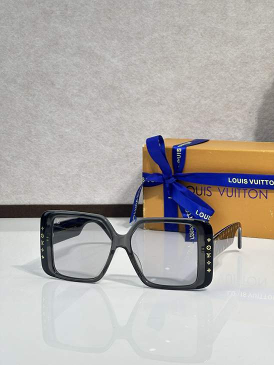 Picture of Louis Vuitton Sunglasses _SKUfw77796868fw